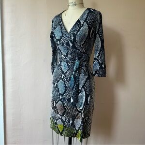 DVF sz 6 wrap dress 100% silk snakeskin print navy/white/green